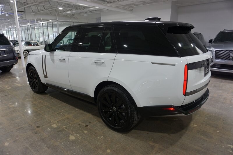 Land Rover Range Rover P 400 SE Vehicle Full-screen Gallery Image 06