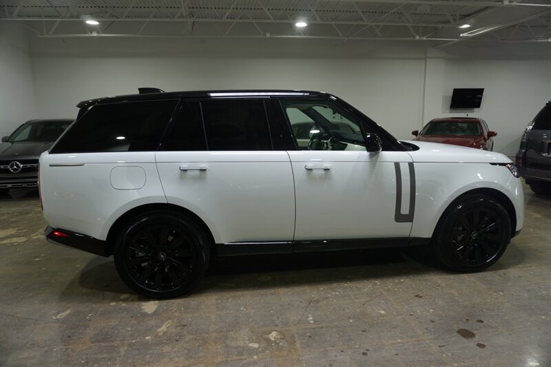 Land Rover Range Rover P 400 SE Vehicle Full-screen Gallery Image 11