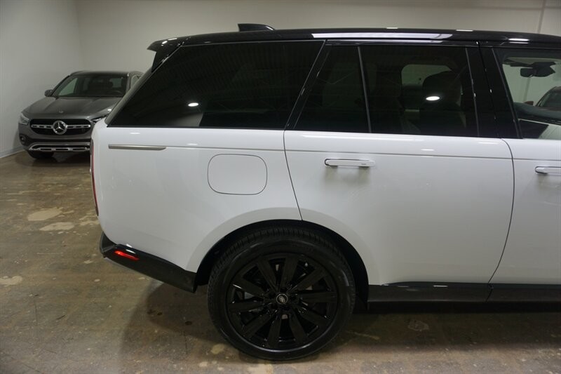 Land Rover Range Rover P 400 SE Vehicle Full-screen Gallery Image 12