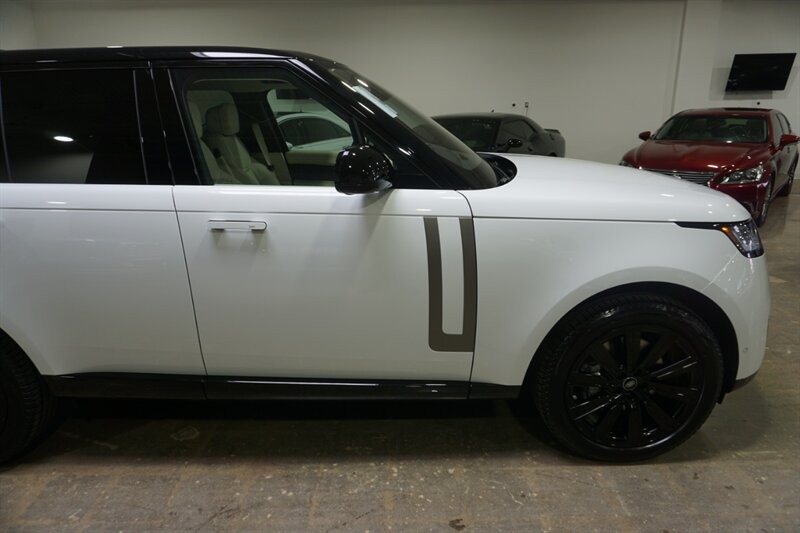 Land Rover Range Rover P 400 SE Vehicle Full-screen Gallery Image 13