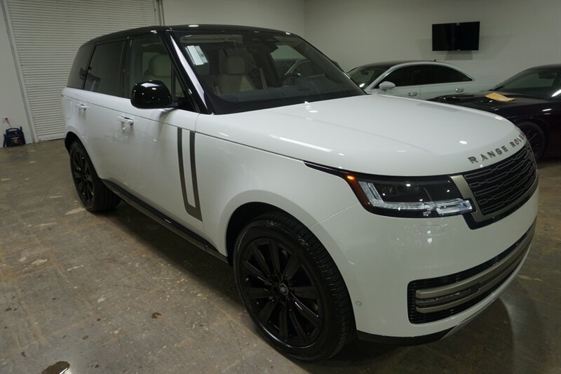 Land Rover Range Rover P 400 SE Vehicle Full-screen Gallery Image 15