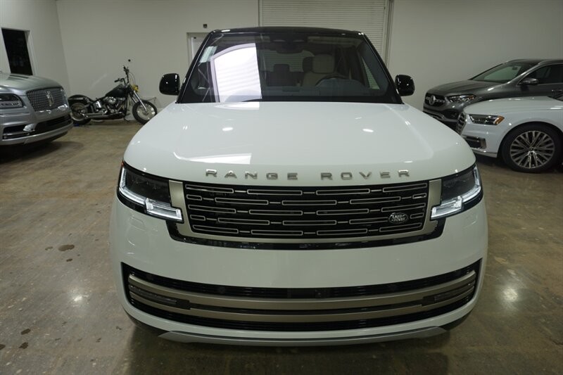 Land Rover Range Rover P 400 SE Vehicle Full-screen Gallery Image 16