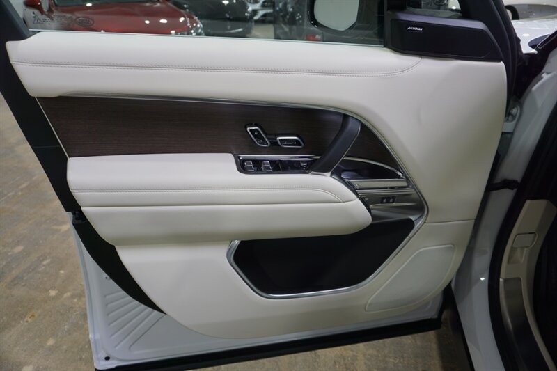 Land Rover Range Rover P 400 SE Vehicle Full-screen Gallery Image 17