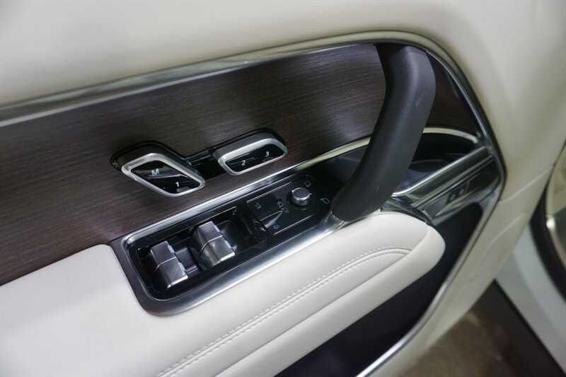 Land Rover Range Rover P 400 SE Vehicle Full-screen Gallery Image 18