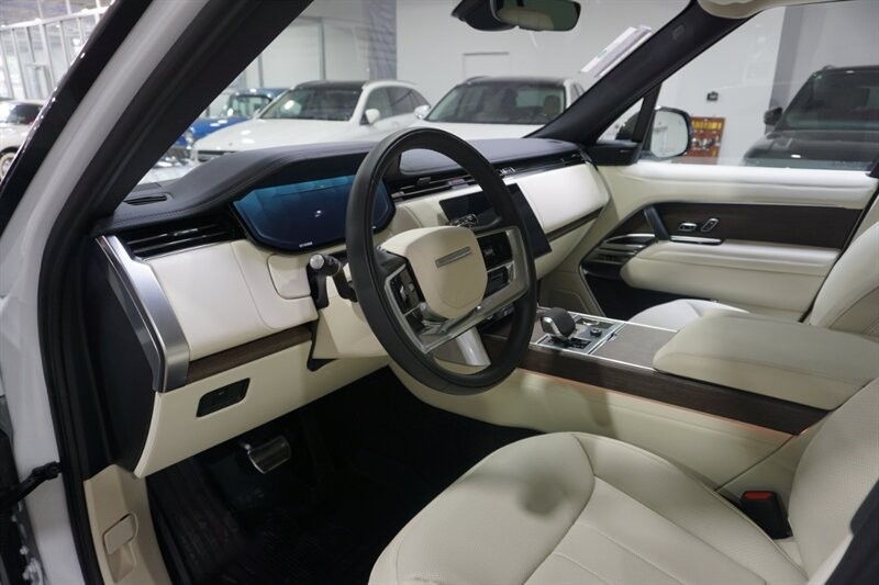 Land Rover Range Rover P 400 SE Vehicle Full-screen Gallery Image 19