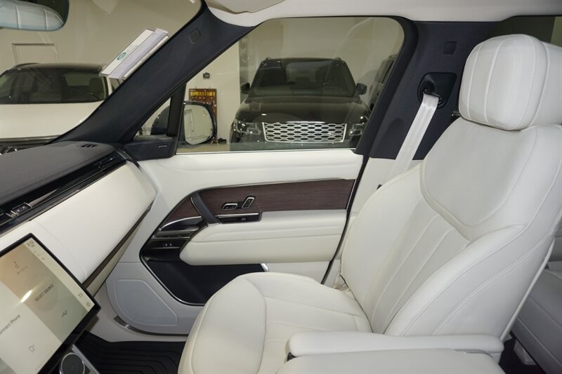 Land Rover Range Rover P 400 SE Vehicle Full-screen Gallery Image 20