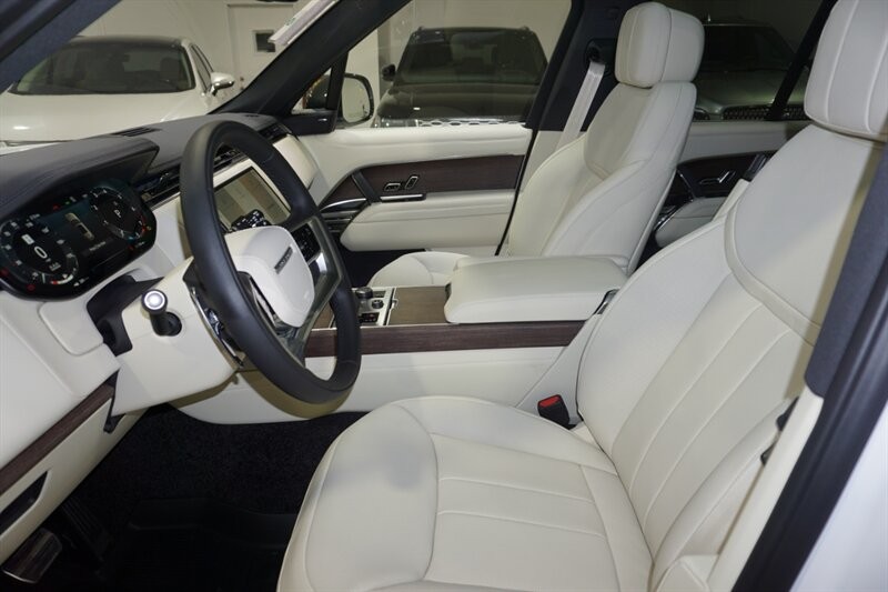 Land Rover Range Rover P 400 SE Vehicle Full-screen Gallery Image 21