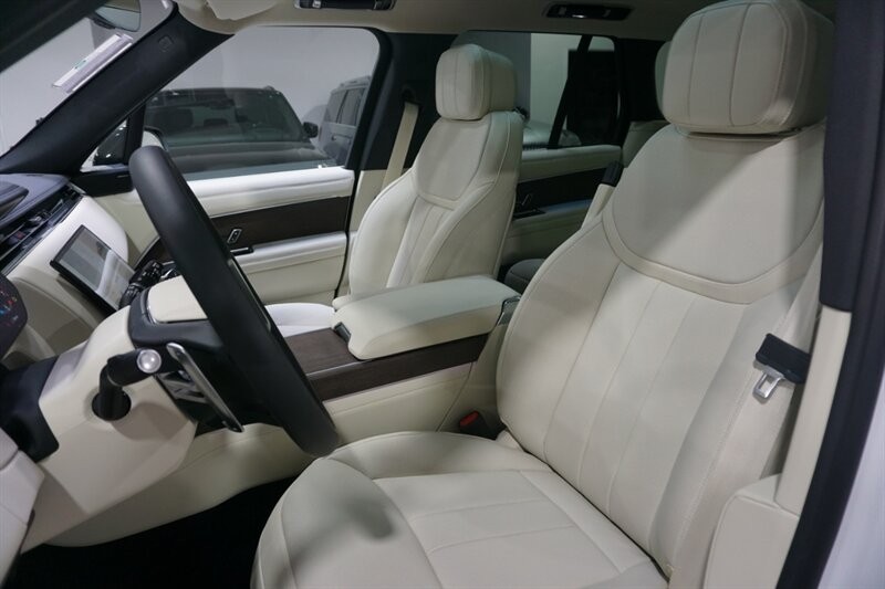 Land Rover Range Rover P 400 SE Vehicle Full-screen Gallery Image 22