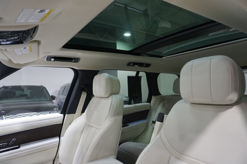 Land Rover Range Rover P 400 SE Vehicle Full-screen Gallery Image 23