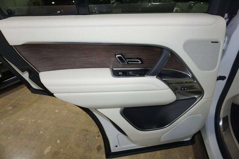 Land Rover Range Rover P 400 SE Vehicle Full-screen Gallery Image 24