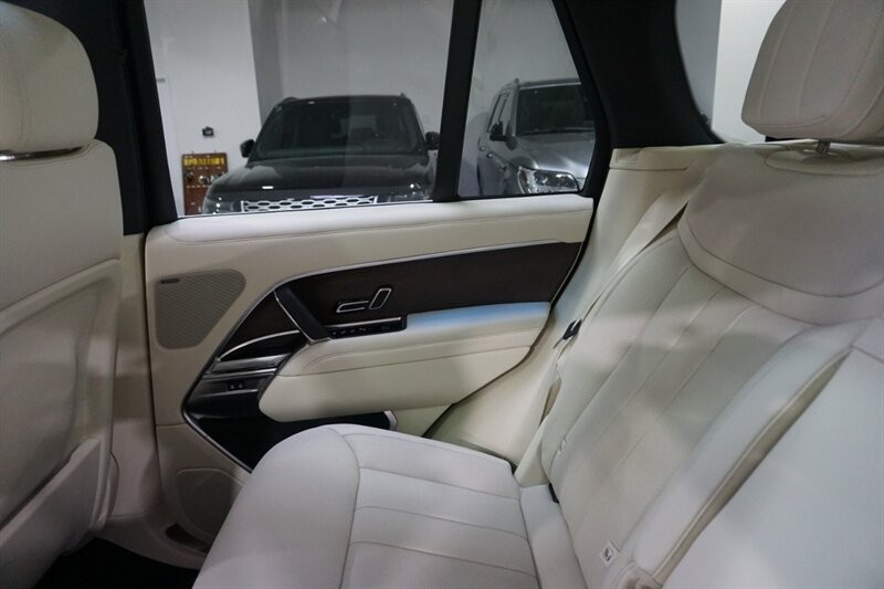 Land Rover Range Rover P 400 SE Vehicle Full-screen Gallery Image 26