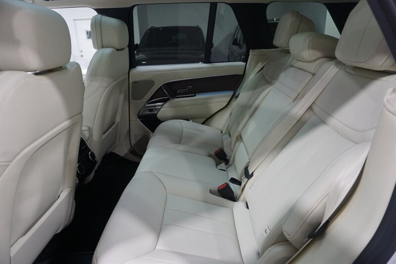 Land Rover Range Rover P 400 SE Vehicle Full-screen Gallery Image 27