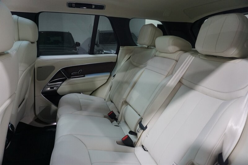 Land Rover Range Rover P 400 SE Vehicle Full-screen Gallery Image 28