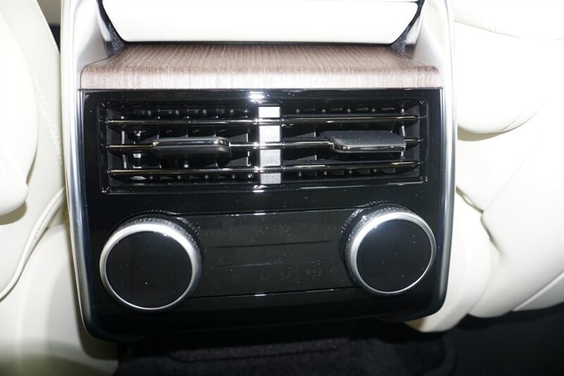 Land Rover Range Rover P 400 SE Vehicle Full-screen Gallery Image 29