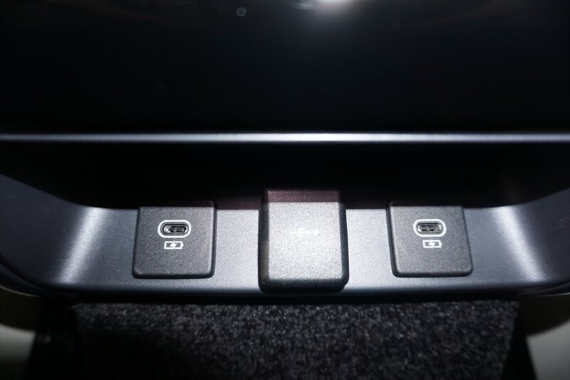 Land Rover Range Rover P 400 SE Vehicle Full-screen Gallery Image 30