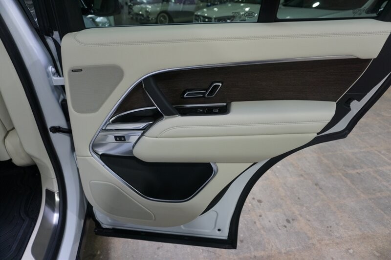 Land Rover Range Rover P 400 SE Vehicle Full-screen Gallery Image 31