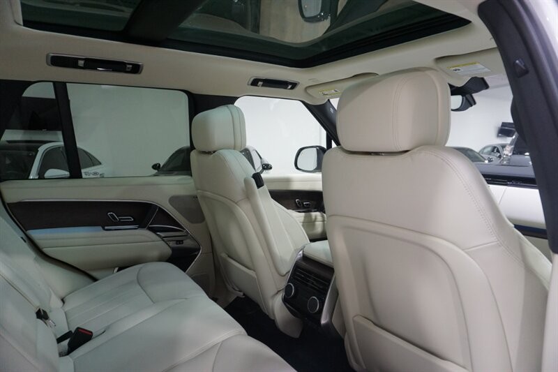Land Rover Range Rover P 400 SE Vehicle Full-screen Gallery Image 32