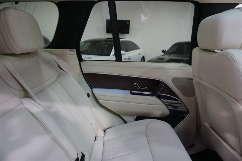 Land Rover Range Rover P 400 SE Vehicle Full-screen Gallery Image 33