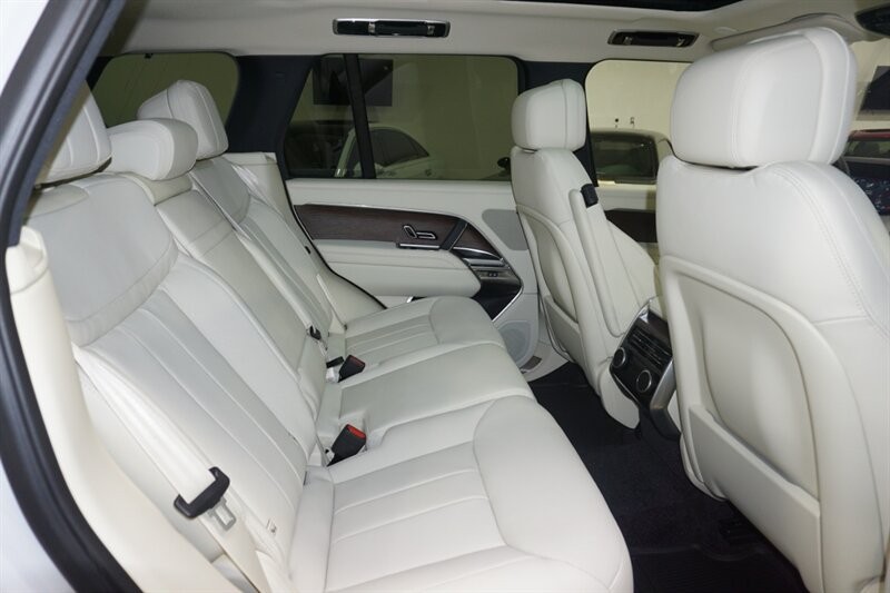 Land Rover Range Rover P 400 SE Vehicle Full-screen Gallery Image 34
