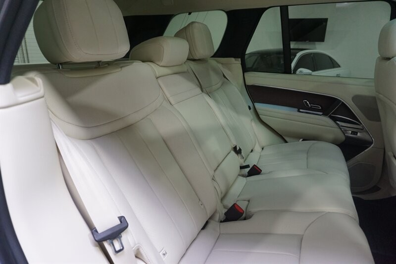 Land Rover Range Rover P 400 SE Vehicle Full-screen Gallery Image 35