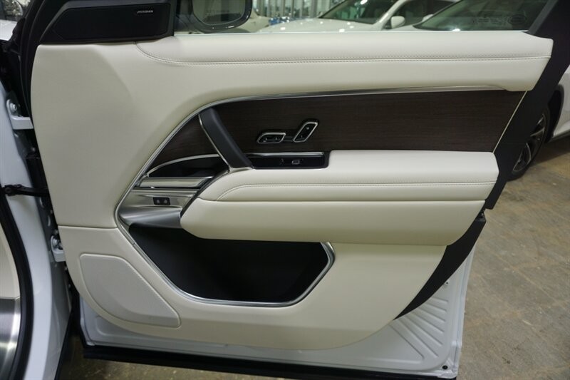 Land Rover Range Rover P 400 SE Vehicle Full-screen Gallery Image 36