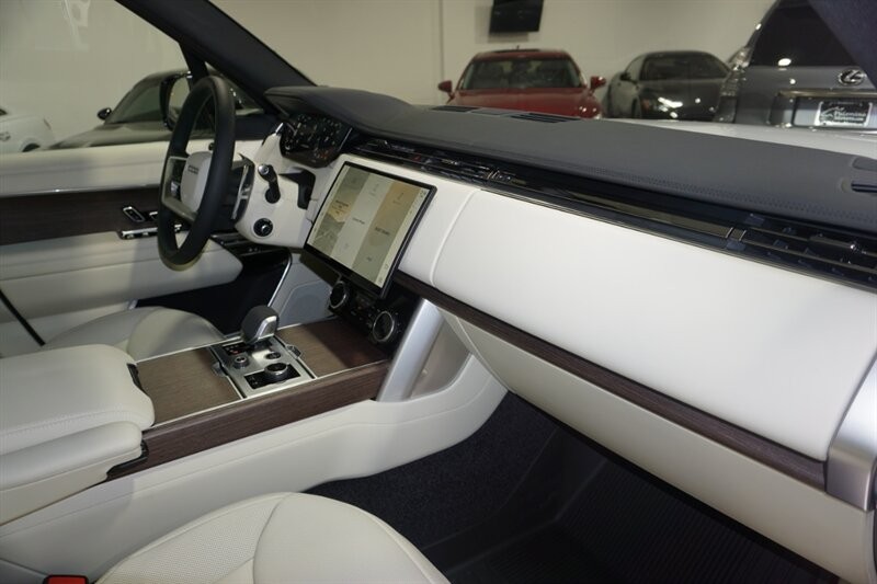 Land Rover Range Rover P 400 SE Vehicle Full-screen Gallery Image 37