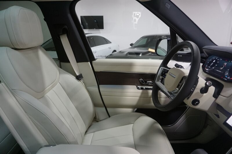 Land Rover Range Rover P 400 SE Vehicle Full-screen Gallery Image 38