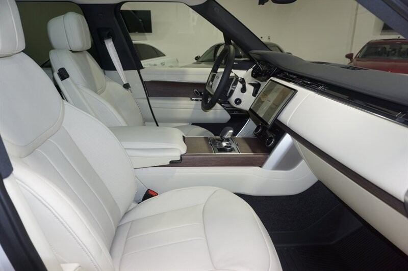 Land Rover Range Rover P 400 SE Vehicle Full-screen Gallery Image 39