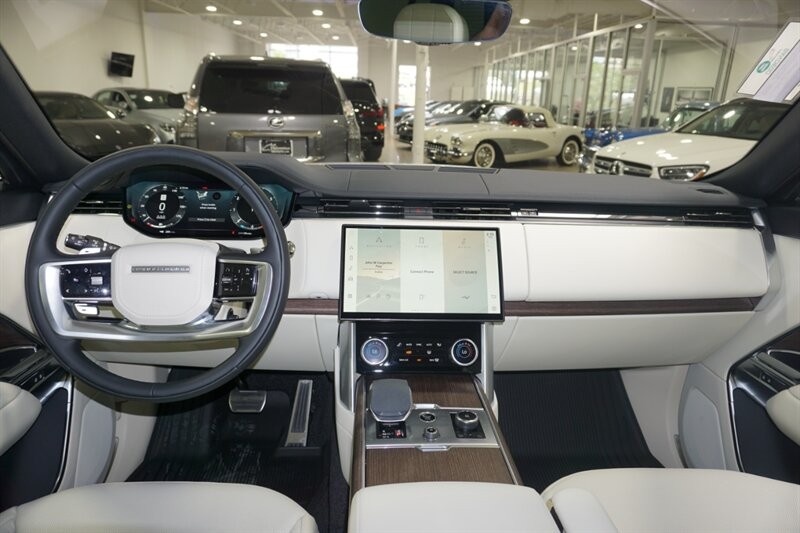 Land Rover Range Rover P 400 SE Vehicle Full-screen Gallery Image 42