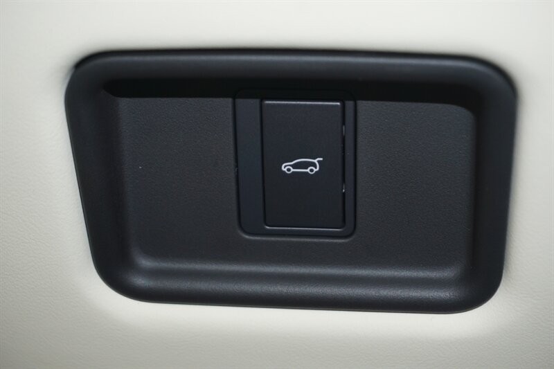 Land Rover Range Rover P 400 SE Vehicle Full-screen Gallery Image 44