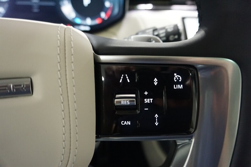 Land Rover Range Rover P 400 SE Vehicle Full-screen Gallery Image 46