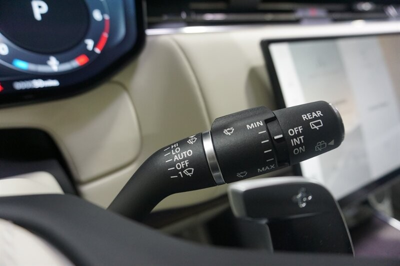 Land Rover Range Rover P 400 SE Vehicle Full-screen Gallery Image 48