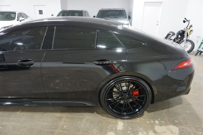 Mercedes-Benz AMG GT 63 Vehicle Full-screen Gallery Image 04