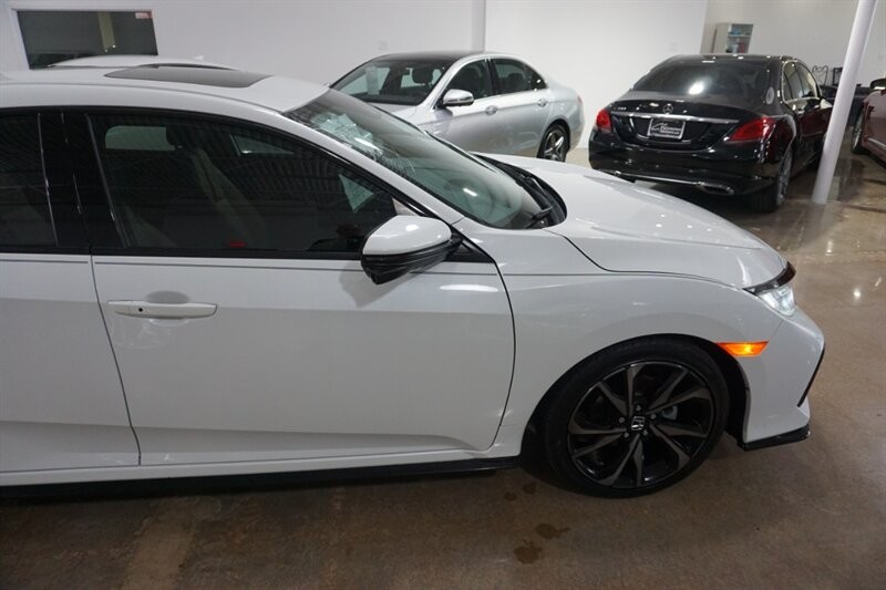 Honda Civic Sport Touring Vehicle Full-screen Gallery Image 13