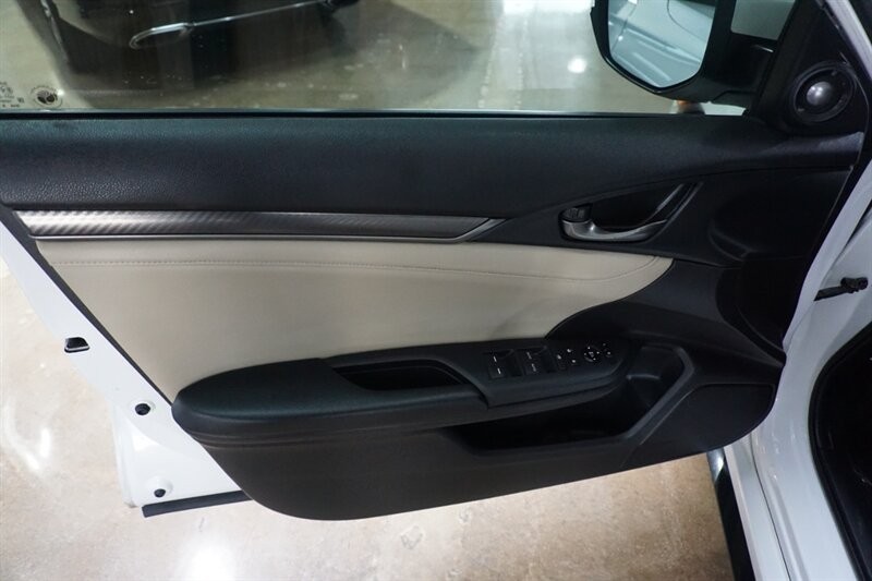 Honda Civic Sport Touring Vehicle Full-screen Gallery Image 17