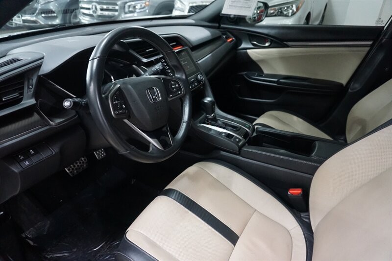 Honda Civic Sport Touring Vehicle Full-screen Gallery Image 18