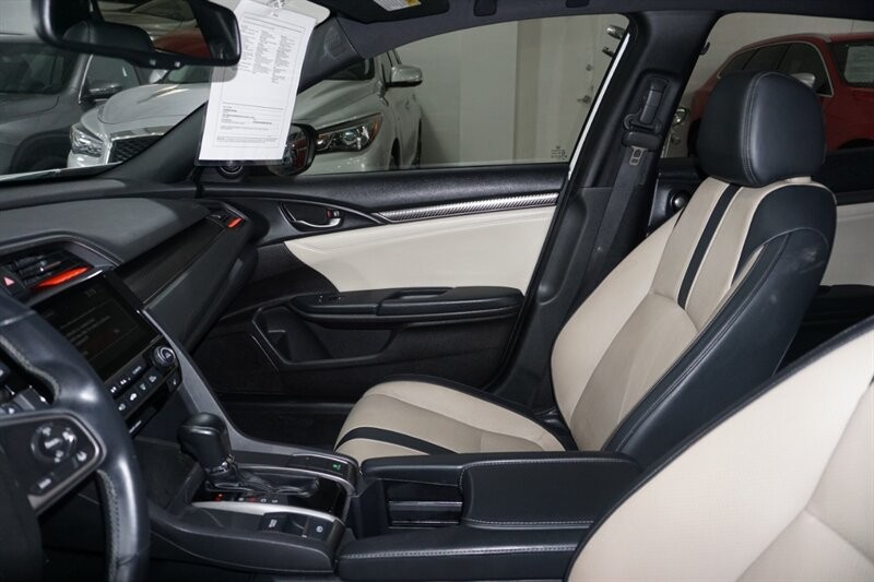 Honda Civic Sport Touring Vehicle Full-screen Gallery Image 19