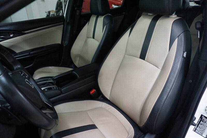 Honda Civic Sport Touring Vehicle Full-screen Gallery Image 21