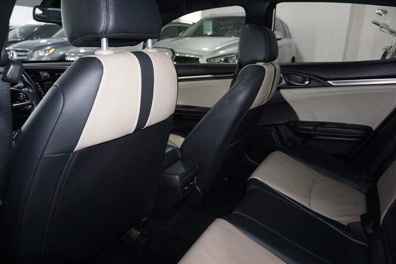 Honda Civic Sport Touring Vehicle Full-screen Gallery Image 23