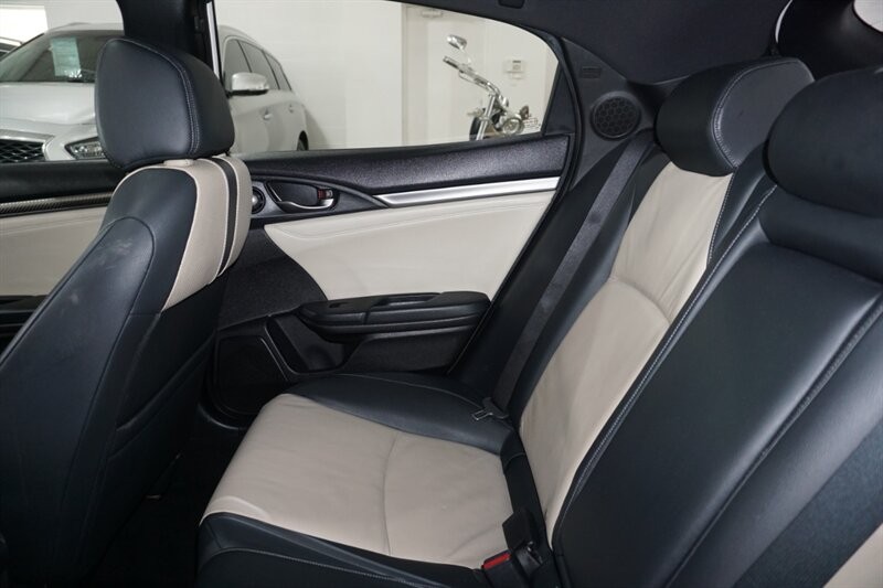 Honda Civic Sport Touring Vehicle Full-screen Gallery Image 24