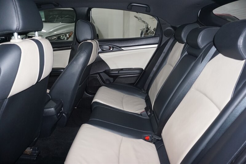 Honda Civic Sport Touring Vehicle Full-screen Gallery Image 25