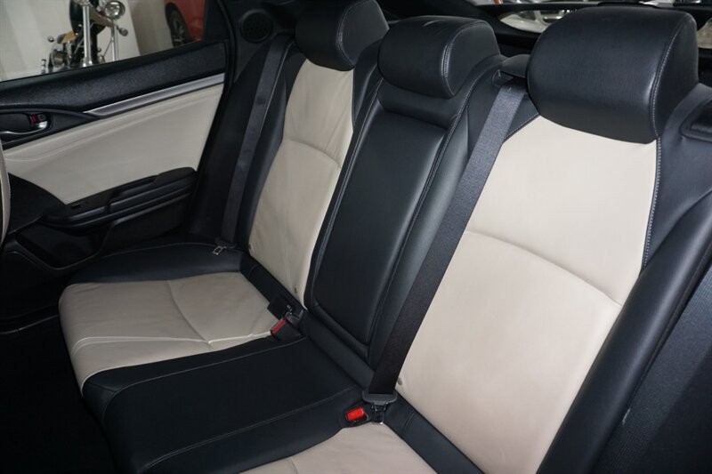 Honda Civic Sport Touring Vehicle Full-screen Gallery Image 26