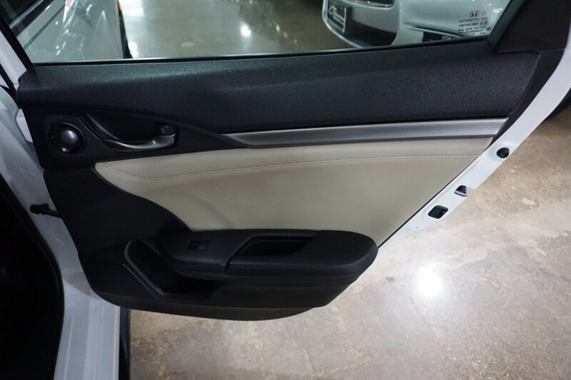 Honda Civic Sport Touring Vehicle Full-screen Gallery Image 27