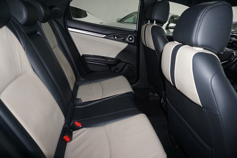 Honda Civic Sport Touring Vehicle Full-screen Gallery Image 30