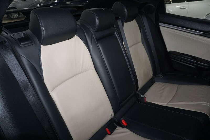 Honda Civic Sport Touring Vehicle Full-screen Gallery Image 31