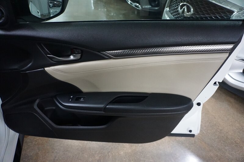 Honda Civic Sport Touring Vehicle Full-screen Gallery Image 32