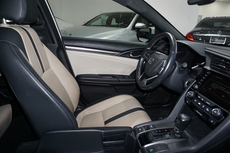 Honda Civic Sport Touring Vehicle Full-screen Gallery Image 34