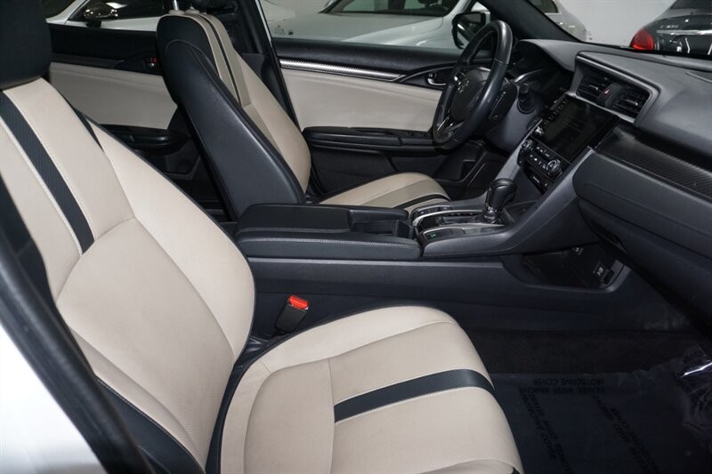 Honda Civic Sport Touring Vehicle Full-screen Gallery Image 35