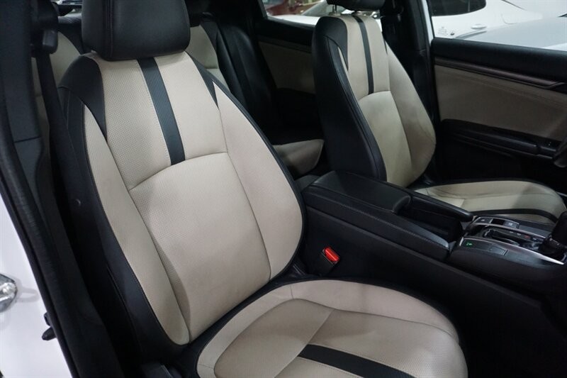 Honda Civic Sport Touring Vehicle Full-screen Gallery Image 36