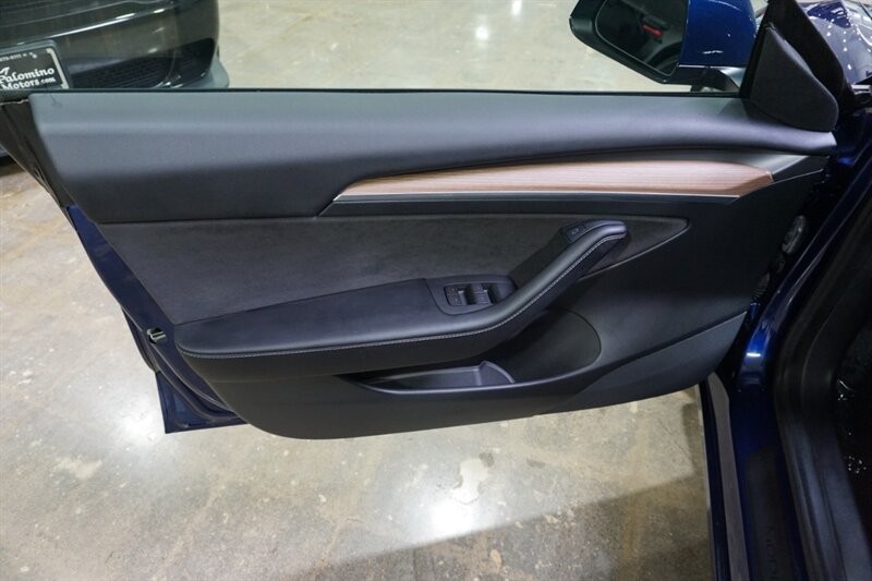 Tesla Model 3 Performance Vehicle Full-screen Gallery Image 17